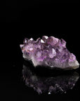 Tiefvioletter Amethyst Kristall, Heilstein für innere Stärke, violette glänzende Form.