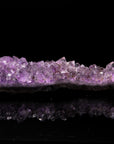 Strahlender Amethyst Kristall, fördert meditative Entspannung, violette Kristallstruktur.