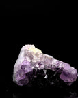 Violetter Amethyst Kristall, fördert harmonische Energie, violette Kristalloberfläche.