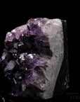 Natürlicher Amethyst Kristall, fördert spirituelle Harmonie, ungeschliffene violette Struktur.