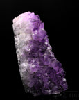 Tiefvioletter Amethyst Kristall, fördert meditative Ruhe, violette Kristalloberfläche.