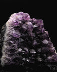 Tiefvioletter Amethyst Kristall, fördert spirituelle Harmonie, violette Kristalloberfläche.