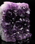 Tiefvioletter Amethyst Kristall, fördert spirituelle Meditation, violette Kristalloberfläche.