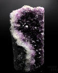 Strahlender Amethyst Kristall, fördert energetische Harmonie, violette Kristallstruktur.