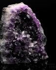 Tiefvioletter Amethyst Kristall, fördert klare Energie, violette Kristalloberfläche.