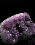 Strahlender Amethyst Kristall, fördert meditative Entspannung, violette Kristallstruktur.
