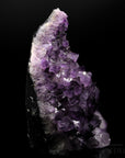 Hochwertiger Amethyst Kristall, fördert meditative Harmonie, klare violette Oberfläche.
