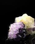 Tiefvioletter Amethyst Kristall, Heilstein für meditative Praxis, violette Struktur.