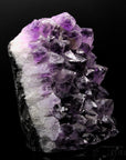 Strahlender Amethyst Kristall, fördert meditative Entspannung, violette Kristallstruktur.