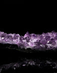 Tiefvioletter Amethyst Kristall, fördert meditative Entspannung, violette natürliche Struktur.