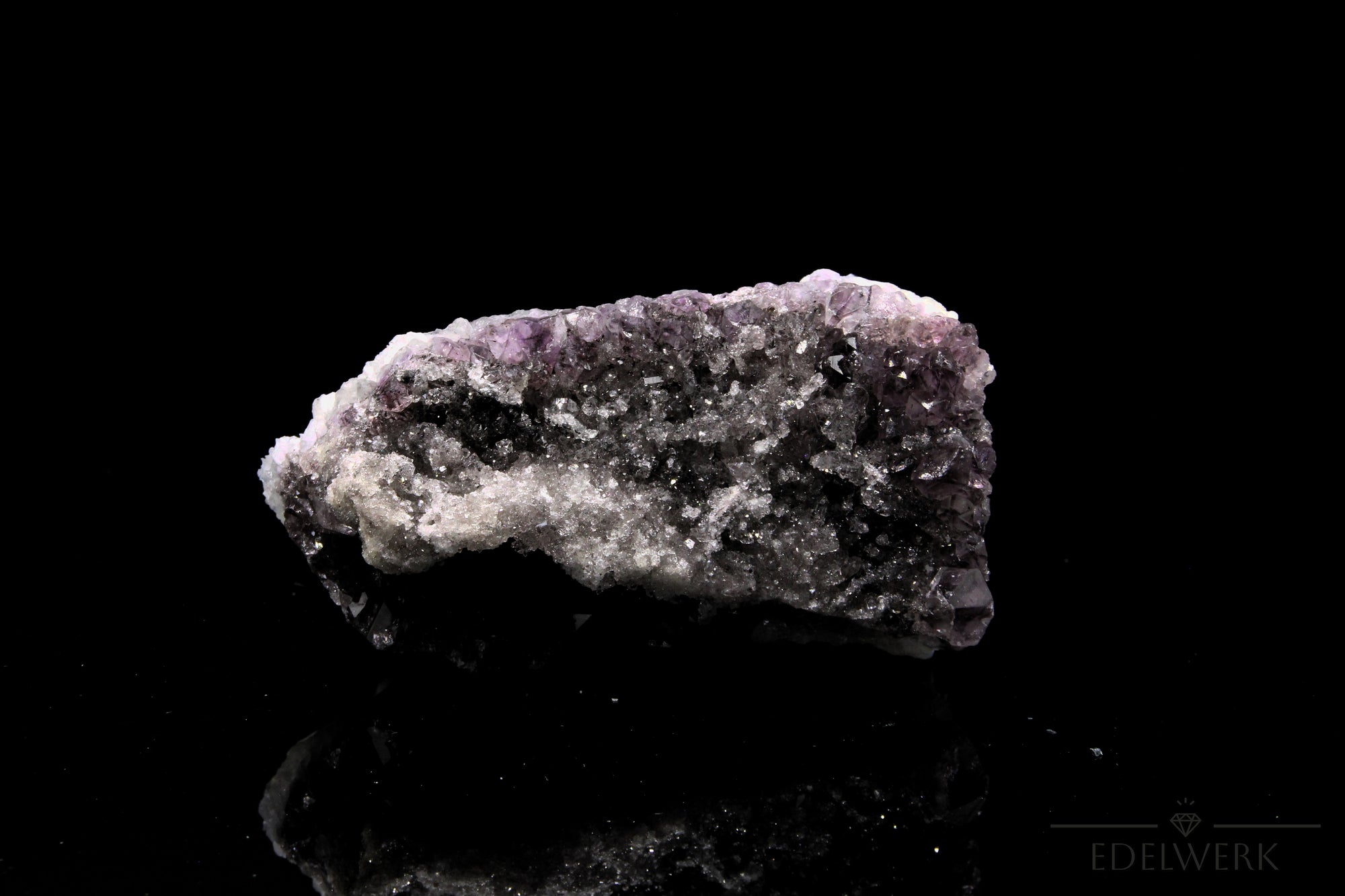 Hochwertiger Amethyst Kristall, Heilstein für klare Energie, klare violette Struktur.