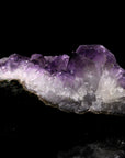 Amethyst Kristall für Ruhe, fördert spirituelle Energie, violette glänzende Oberfläche.