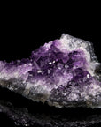 Violetter Amethyst Kristall, Heilstein für spirituelle Ruhe, violette Struktur.