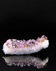 Violetter Amethyst Kristall, Heilstein für meditative Klarheit, violette glänzende Struktur.