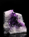 Violetter Amethyst Kristall, Heilstein für intuitive Schutz, violette glänzende Oberfläche.