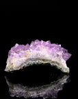 Tiefvioletter Amethyst Kristall, Heilstein für innere Balance, violette glänzende Form.
