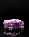 Strahlender Amethyst Kristall, Heilstein für innere Balance, violette strahlende Oberfläche.