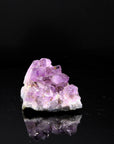 Hochwertiger Amethyst Kristall, Heilstein für klare Energie, violette Kristallform.