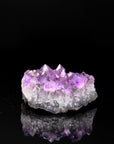 Violetter Amethyst Kristall, Heilstein für innere Stärke, violette glänzende Form.