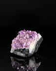 Strahlender Amethyst Kristall, Heilstein für innere Balance, violette strahlende Oberfläche.