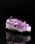 Amethyst Kristall für Balance, fördert intuitive Balance, violette glänzende Form.