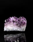 Violetter Amethyst Kristall, Heilstein für innere Balance, violette glänzende Form.