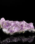 Tiefvioletter Amethyst Kristall, Heilstein für innere Balance, violette glänzende Form.