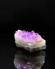 Strahlender Amethyst Kristall, Heilstein für innere Balance, violette strahlende Oberfläche.