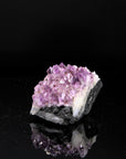 Hochwertiger Amethyst Kristall, Heilstein für meditative Harmonie, violette Kristallform.