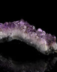 Natürlicher Amethyst Kristall, fördert intuitive Klarheit, violette Oberfläche.