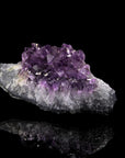 Tiefvioletter Amethyst Kristall, fördert spirituelle Balance, violette strahlende Kristalle.