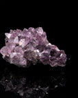 Strahlender Amethyst Kristall, fördert meditative Klarheit, violette glänzende Kristalle.