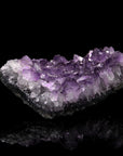 Hochwertiger Amethyst Kristall, fördert spirituelle Harmonie, violette glänzende Kristalle.