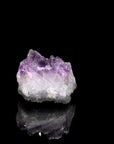 Amethyst Kristall für Ruhe, fördert intuitive Ruhe, violette glänzende Form.