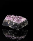Violetter Amethyst Kristall, Heilstein für innere Ruhe, violette glänzende Form.