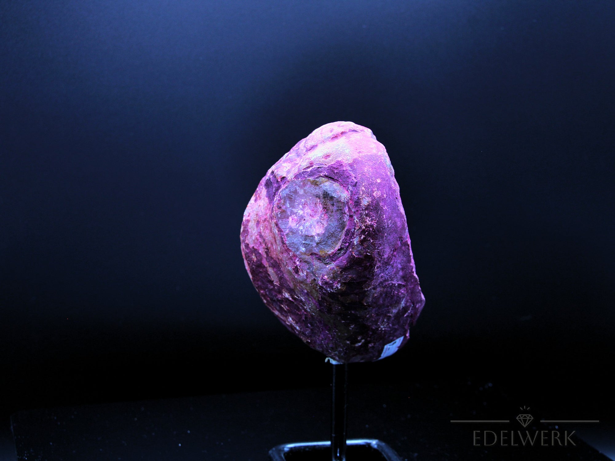 Strahlender gefärbter Achat, Heilstein für klare Meditation, bunte natürliche Form.