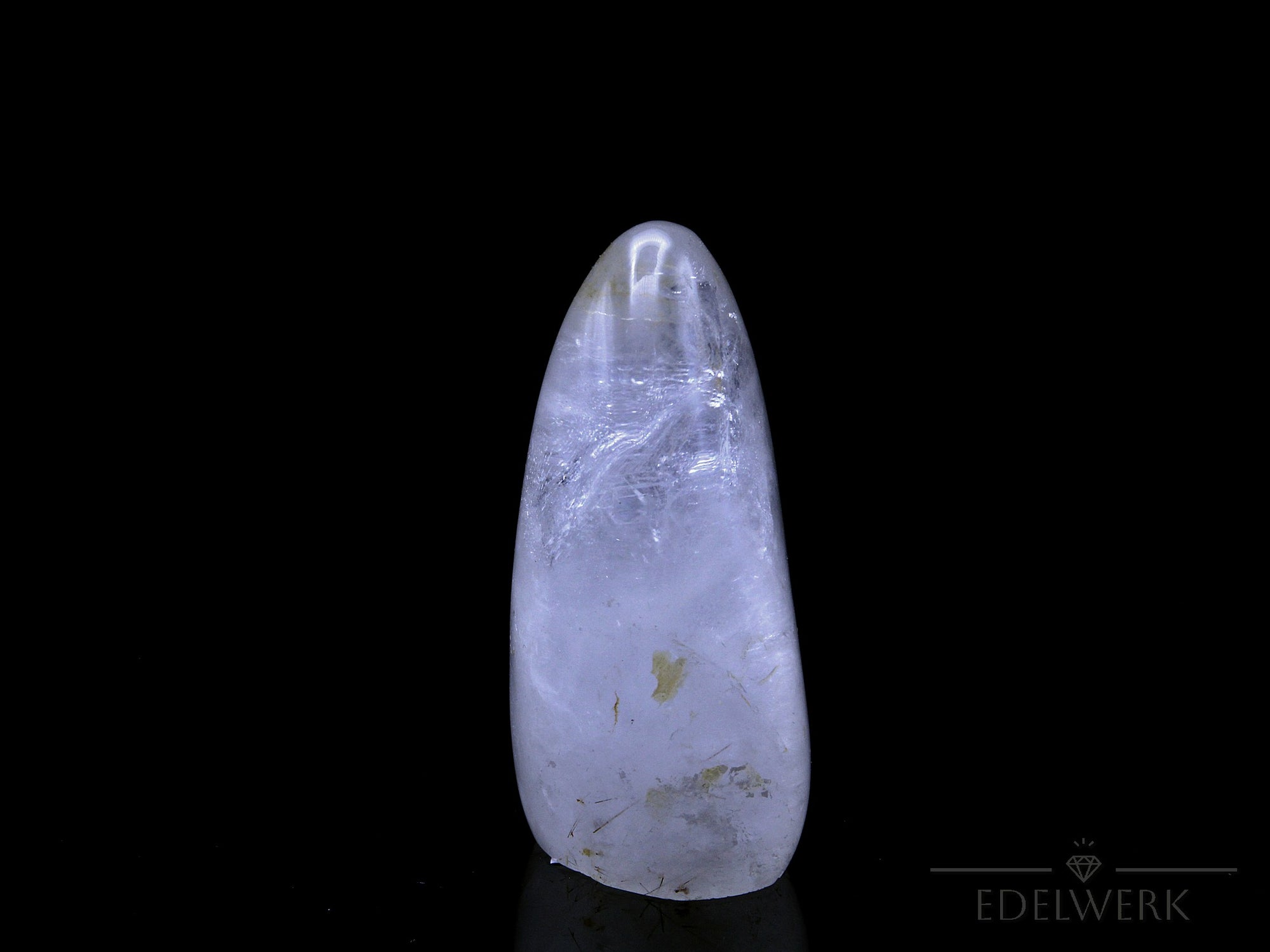Natürlicher Bergkristall, fördert meditative Energie, weiße Oberfläche.
