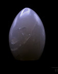 Natürlicher Bergkristall, fördert meditative Balance, weiße Oberfläche.