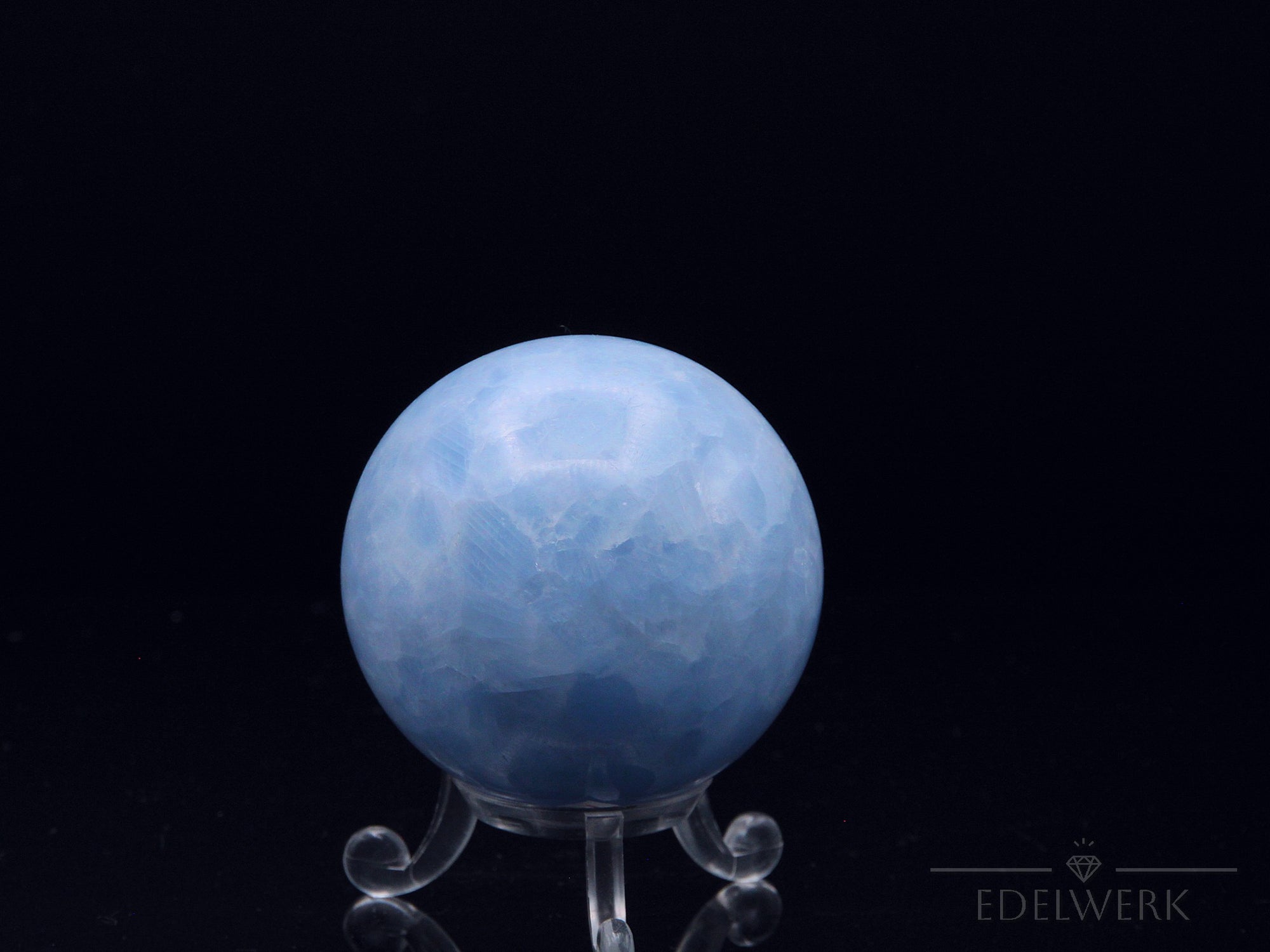 Blauer Calcit Kristall, fördert spirituelle Harmonie, blaue glänzende Kristalle.