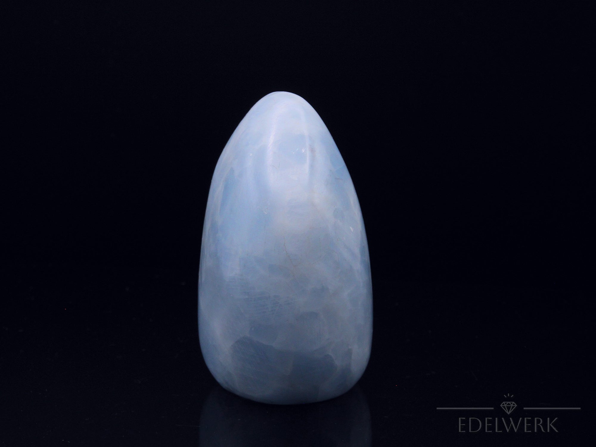 Blauer Calcit Heilstein, Heilstein für meditative Schutz, blaue glänzende Form.