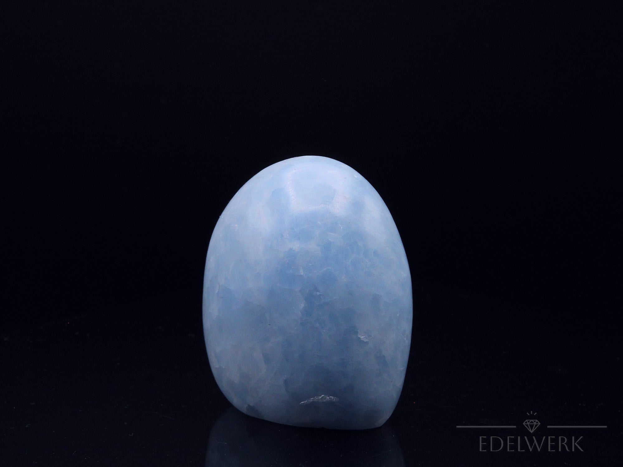 Strahlender Blauer Calcit, Heilstein für klare Intuition, blaue glänzende Form.