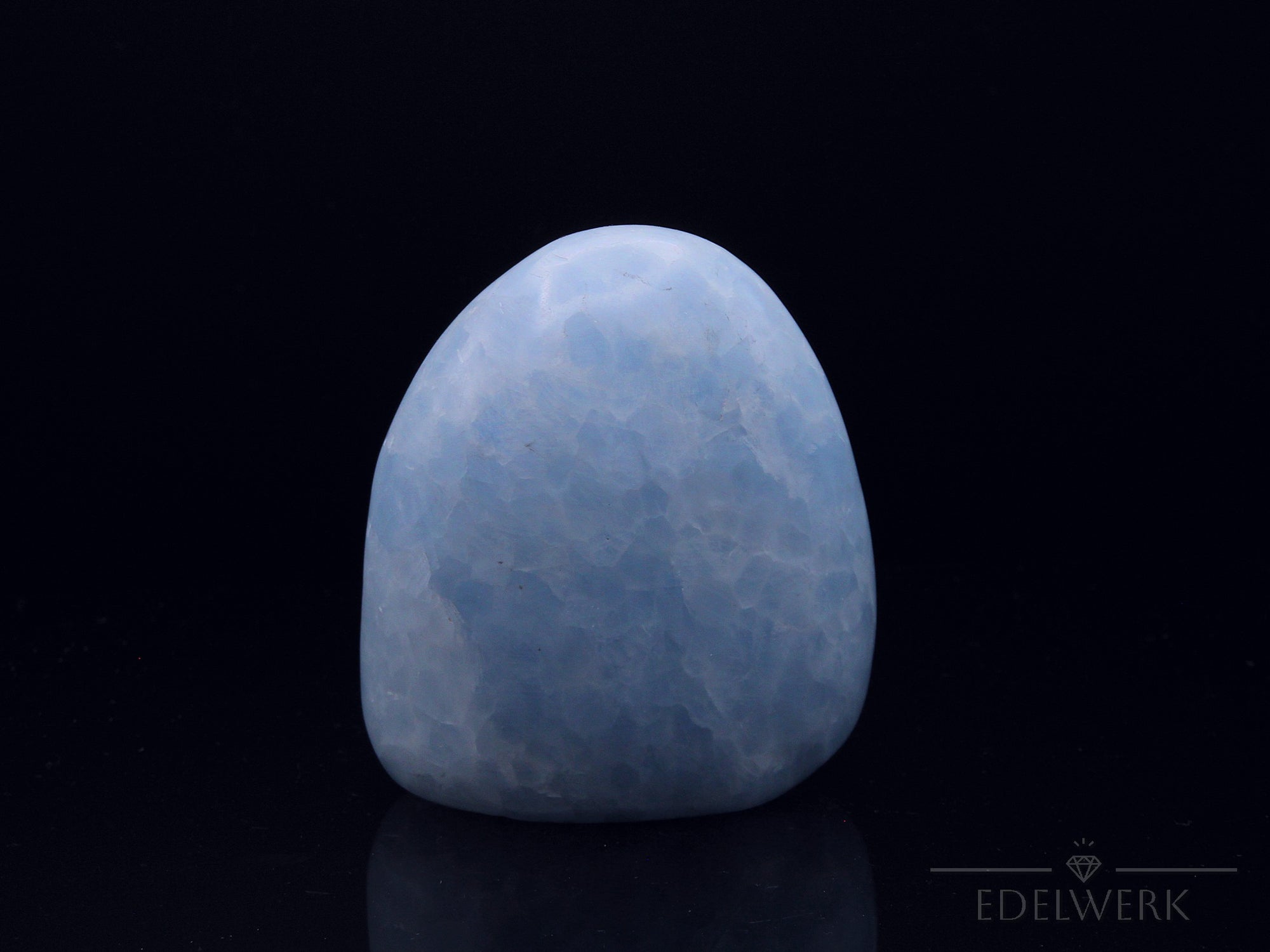 Blauer Calcit Heilstein, Heilstein für energetische Ruhe, blaue glänzende Form.