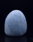 Blauer Calcit Heilstein, Heilstein für energetische Ruhe, blaue glänzende Form.