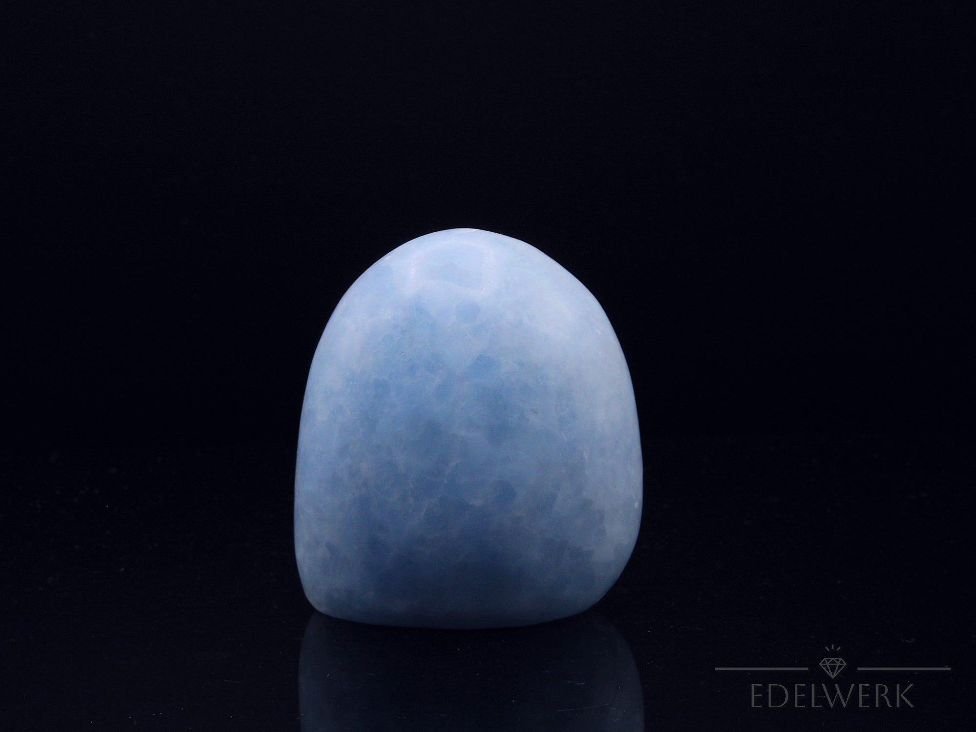 Strahlender Blauer Calcit, fördert spirituelle Balance, blaue Kristalloberfläche.