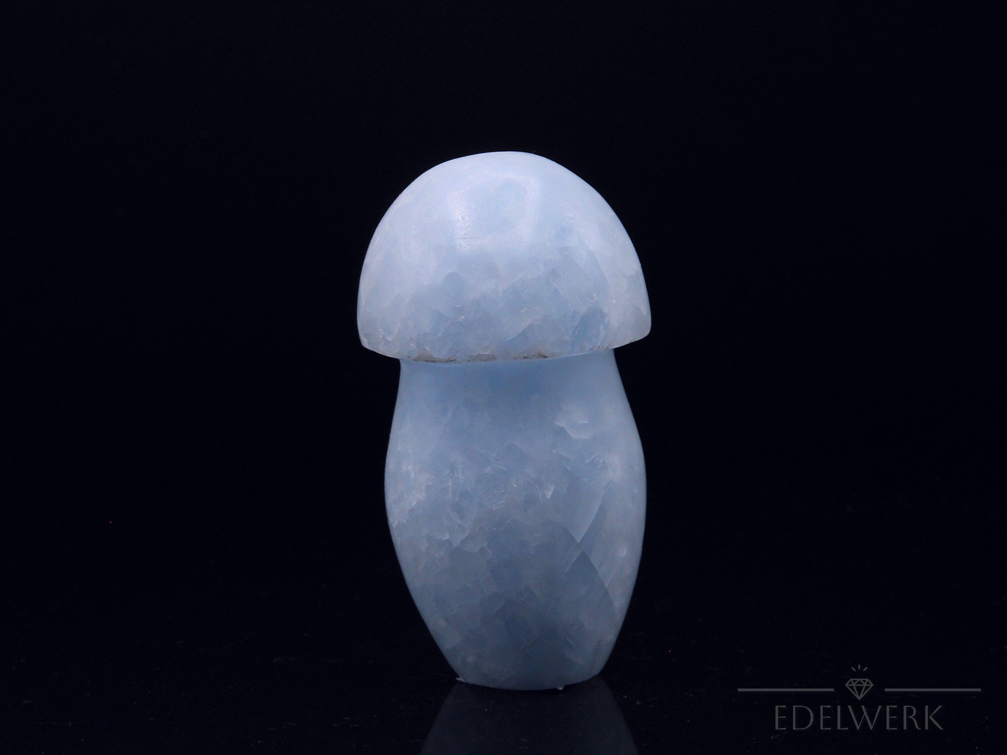 Blauer Calcit Heilstein, fördert klare Meditation, blaue Kristalloberfläche.