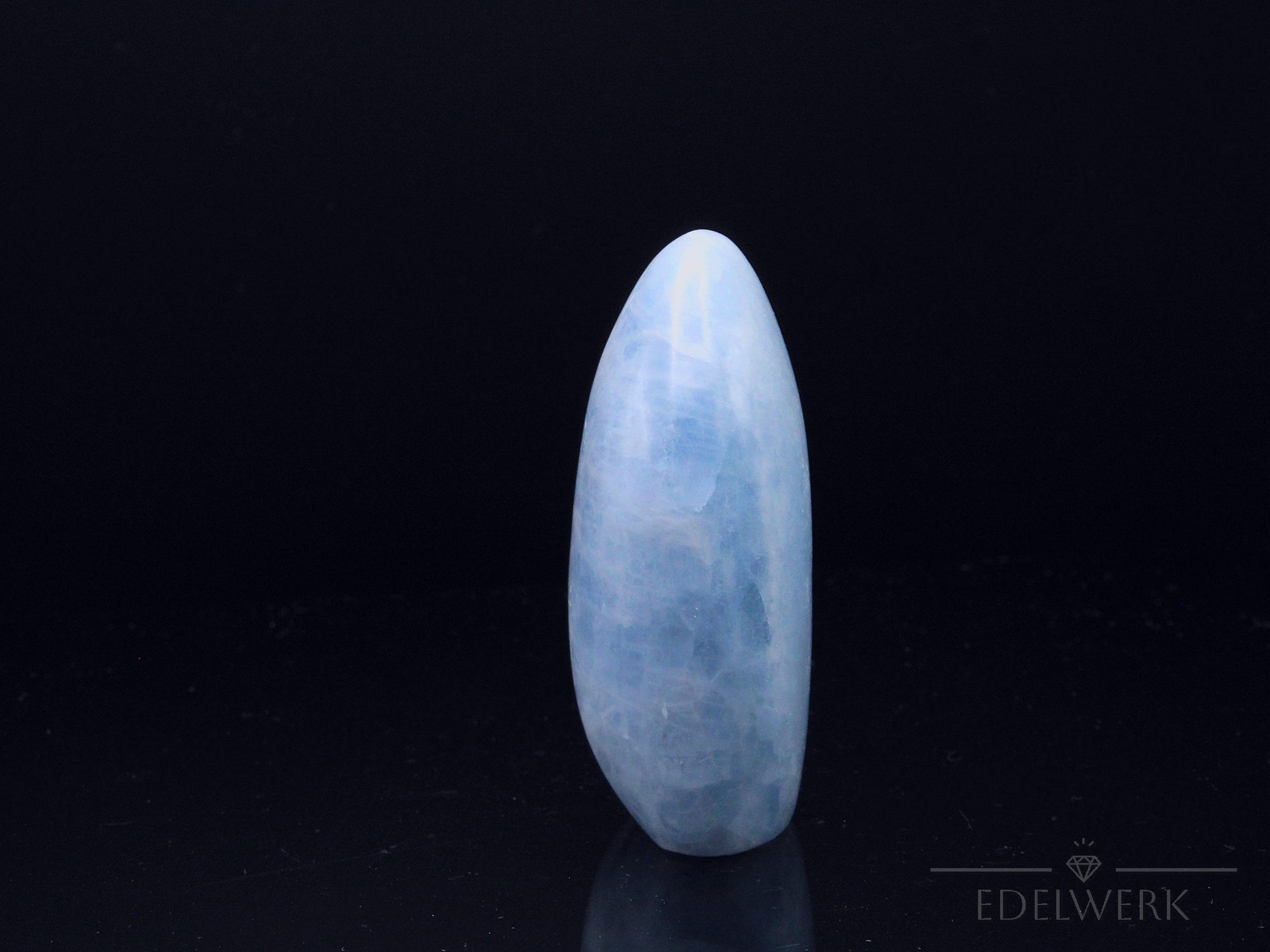Natürlicher Blauer Calcit, fördert intuitive Energie, blaue glänzende Struktur.