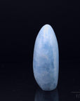 Natürlicher Blauer Calcit, fördert intuitive Energie, blaue glänzende Struktur.