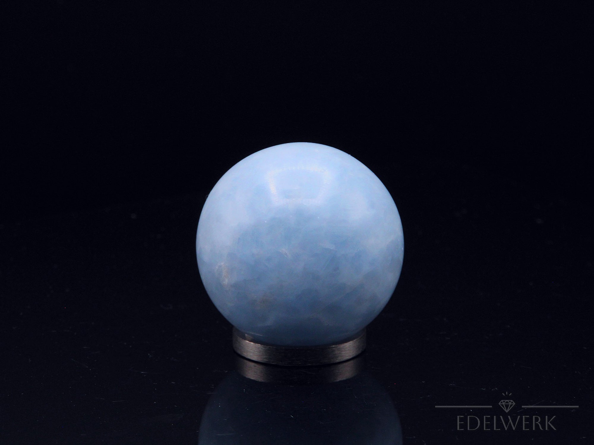Strahlender Blauer Calcit, fördert spirituelle Ruhe, blaue Kristalloberfläche.