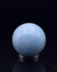Strahlender Blauer Calcit, fördert spirituelle Ruhe, blaue Kristalloberfläche.