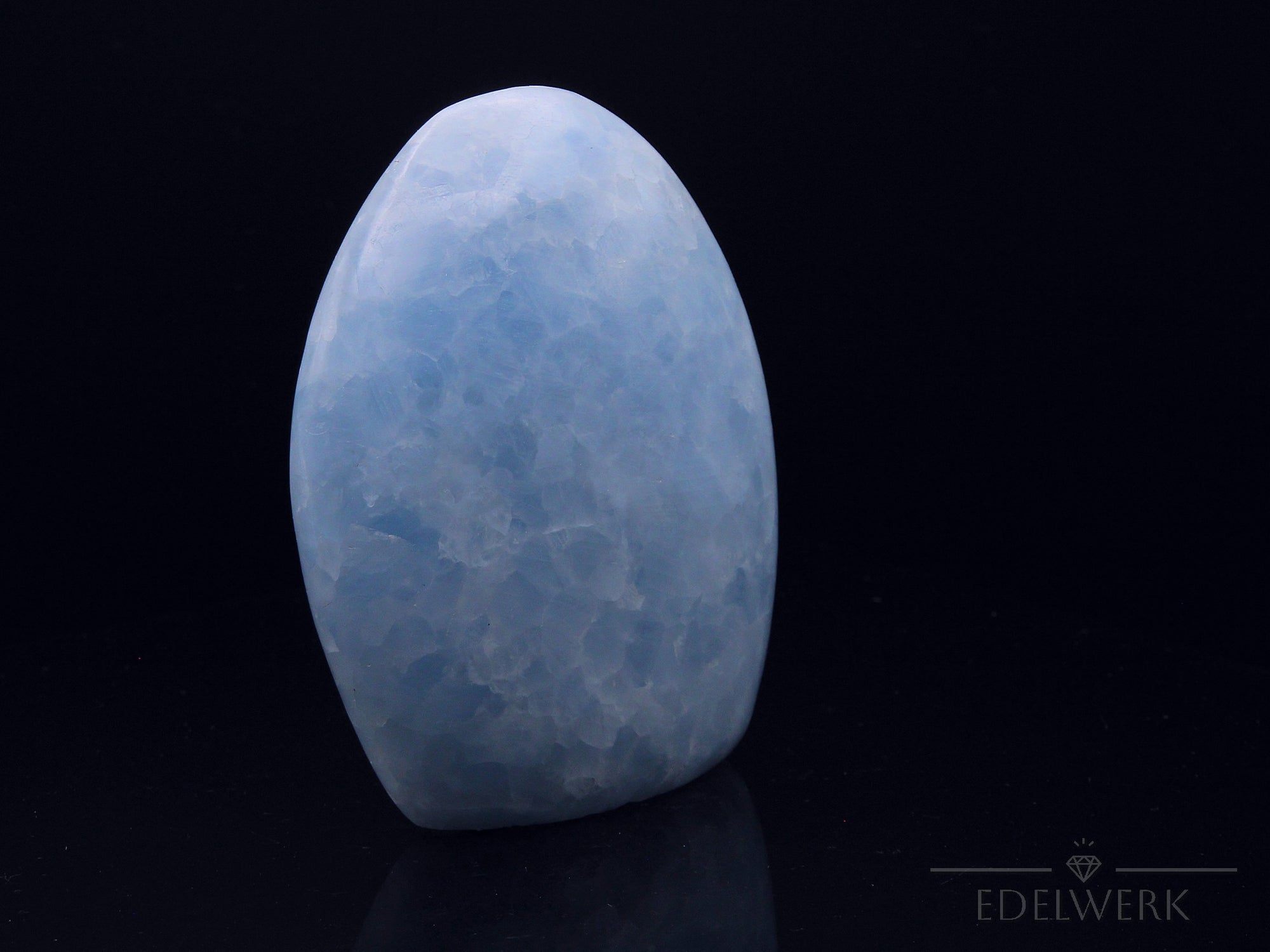 Natürlicher Blauer Calcit, fördert intuitive Energie, blaue glänzende Struktur.